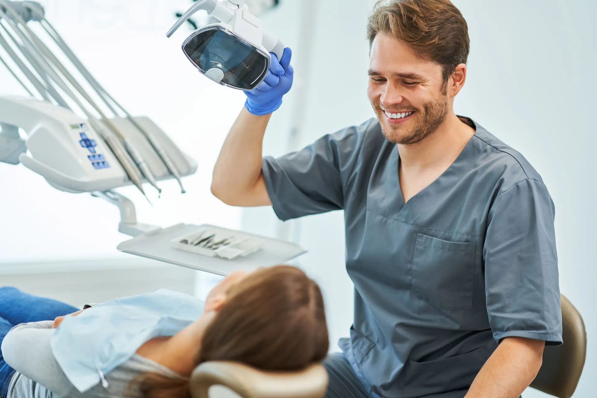 Anestesiólogo de Anexión con la monitorización en una clínica dental